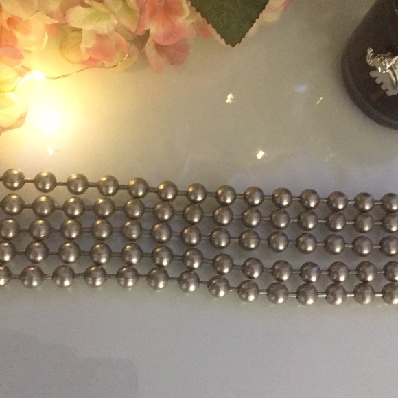 Women’s Choker Necklace - Picture 4 of 5